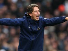 Druhá hviezda Tottenhamu odstúpila z medzinárodných povinností, pretože Thomas Frank mal nočnú moru so zraneniami Thomas Frank, manažér Tottenham Hotspur počas zápasu Premier League medzi Tottenham Hotspur a Aston Villa na štadióne Tottenham Hotspur 19. októbra 2025 v Londýne, Anglicko