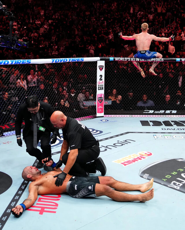 Dvaja bojovníci boli prevezení do nemocnice po násilnom UFC 322 Dvaja bojovníci boli prevezení do nemocnice po násilnom UFC 322