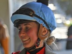 Džokejský policajt zakázal monštrum kvôli hororovému incidentu, ktorý zanechal ženu bojujúcu o život v kóme Na Novom Zélande sa odohrali šokujúce scény, keď 24-ročného džokeja Baileyho Rogersona previezli do nemocnice a upadli do kómy po páde z hororových pretekov.