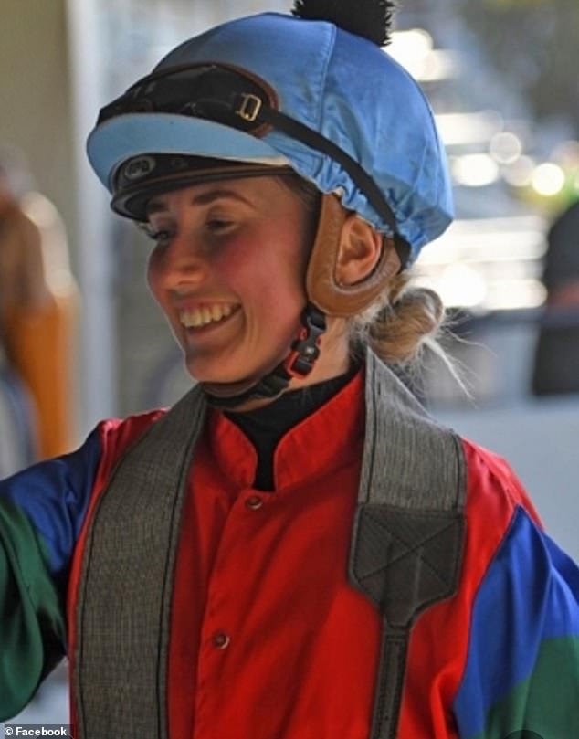 Džokejský policajt zakázal monštrum kvôli hororovému incidentu, ktorý zanechal ženu Na Novom Zélande sa odohrali šokujúce scény, keď 24-ročného džokeja Baileyho Rogersona previezli do nemocnice a upadli do kómy po páde z hororových pretekov.