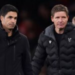 Holandský obranca Arsenalu č. 12 Jurrien Timber (L) súperí s japonským stredopoliarom Crystal Palace č. 18 Daichim Kamadom (R) počas futbalového zápasu anglickej Premier League medzi Arsenalom a Crystal Palace na Emirates Stadium v ​​Londýne 26. októbra 2025. (Foto: HENRY NICHOLLS / AFP) / OBMEDZENÉ EDITORI. Nepoužívať s nepovolenými audio, video, dátami, súpiskami zápasov, klubovými/ligovými logami alebo „živými“ službami. Online použitie v zápase je obmedzené na 120 obrázkov. Ďalších 40 obrázkov môže byť použitých v predĺžení. Žiadna emulácia videa. Používanie sociálnych médií počas zápasu je obmedzené na 120 obrázkov. Ďalších 40 obrázkov môže byť použitých v predĺžení. Nepoužíva sa v stávkových publikáciách, hrách alebo publikáciách pre jednotlivé kluby/ligy/hráčov. / (Foto: HENRY NICHOLLS/AFP cez Getty Images)