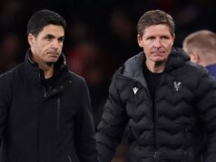 EFL vydala zúrivé vyhlásenie po „nevyhnutnom“ zápase Arsenal vs Crystal Palace Carabao Cup Holandský obranca Arsenalu č. 12 Jurrien Timber (L) súperí s japonským stredopoliarom Crystal Palace č. 18 Daichim Kamadom (R) počas futbalového zápasu anglickej Premier League medzi Arsenalom a Crystal Palace na Emirates Stadium v Londýne 26. októbra 2025. (Foto: HENRY NICHOLLS / AFP) / OBMEDZENÉ EDITORI. Nepoužívať s nepovolenými audio, video, dátami, súpiskami zápasov, klubovými/ligovými logami alebo „živými“ službami. Online použitie v zápase je obmedzené na 120 obrázkov. Ďalších 40 obrázkov môže byť použitých v predĺžení. Žiadna emulácia videa. Používanie sociálnych médií počas zápasu je obmedzené na 120 obrázkov. Ďalších 40 obrázkov môže byť použitých v predĺžení. Nepoužíva sa v stávkových publikáciách, hrách alebo publikáciách pre jednotlivé kluby/ligy/hráčov. / (Foto: HENRY NICHOLLS/AFP cez Getty Images)