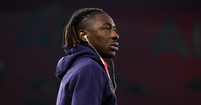 Eberechi Eze z Anglicka kontroluje ihrisko pred zápasom kvalifikácie MS 2026 proti Albánsku