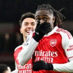 Eberechi Eze oslavuje proti Spurs.