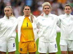 Ellen Whiteová zaútočila na Mary Earps za porušenie „nepísanej prísahy“ anglickej „posvätnej“ šatne s výstižnou autobiografiou Bývalá levica Ellen Whiteová priznala, že je z autobiografie Mary Earpsovej „nepokojná“.