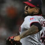 Emmanuel Clase a Luis Ortiz z Guardians boli obvinení z manipulácie na ihrisku