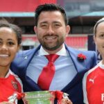 Alex Scott, Kelly Smith a Pedro Martinez Losa pózujú s trofejou FA Cup Trophy v roku 2016