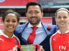 Emocionálne vyznanie Alexa Scotta po tom, čo sa „šialene zamiloval“ do hviezdy Arsenalu Alex Scott, Kelly Smith a Pedro Martinez Losa pózujú s trofejou FA Cup Trophy v roku 2016