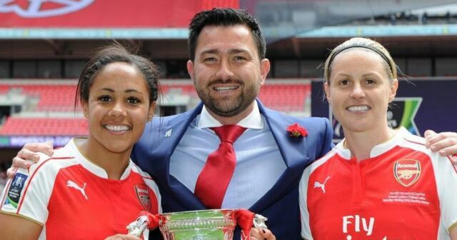 Emocionálne vyznanie Alexa Scotta po tom, čo sa „šialene zamiloval“ Alex Scott, Kelly Smith a Pedro Martinez Losa pózujú s trofejou FA Cup Trophy v roku 2016