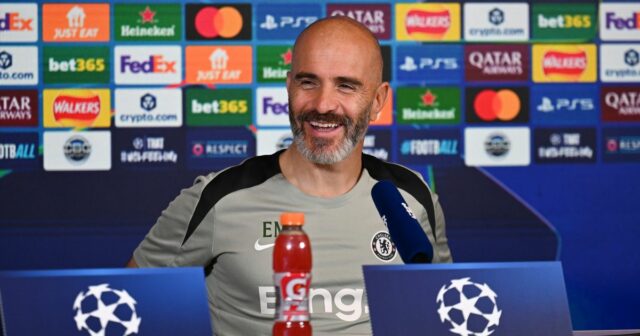 Hlavný tréner Enzo Maresca z Chelsea počas tlačovej konferencie na Chelsea Training Ground 4. novembra 2025 v Cobhame v Anglicku