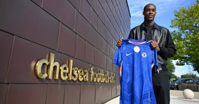 Chelsea oznamuje podpísanie zmluvy s Emanuelom Emeghom na tréningovom ihrisku Chelsea 12. septembra 2025 v Cobhame v Anglicku.