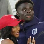 GELSENKIRCHEN, NEMECKO - 30. JÚNA: Tolami Benson, priateľka Bukaya Saka s mobilným telefónom pred zápasom osemfinále UEFA EURO 2024 medzi Anglickom a Slovenskom v Arena AufSchalke 30. júna 2024 v nemeckom Gelsenkirchene. (Foto Richard Sellers/Sportsphoto/Allstar cez Getty Images)