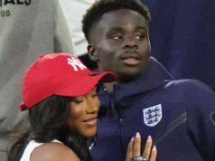 Epická reakcia na prsia priateľky Bukayo Saka a súkromný milostný život páru GELSENKIRCHEN, NEMECKO - 30. JÚNA: Tolami Benson, priateľka Bukaya Saka s mobilným telefónom pred zápasom osemfinále UEFA EURO 2024 medzi Anglickom a Slovenskom v Arena AufSchalke 30. júna 2024 v nemeckom Gelsenkirchene. (Foto Richard Sellers/Sportsphoto/Allstar cez Getty Images)