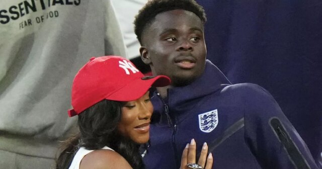 GELSENKIRCHEN, NEMECKO - 30. JÚNA: Tolami Benson, priateľka Bukaya Saka s mobilným telefónom pred zápasom osemfinále UEFA EURO 2024 medzi Anglickom a Slovenskom v Arena AufSchalke 30. júna 2024 v nemeckom Gelsenkirchene. (Foto Richard Sellers/Sportsphoto/Allstar cez Getty Images)