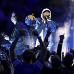 Eminem a Jack White vystupujú počas polčasu zápasu na Deň vďakyvzdania v Detroite