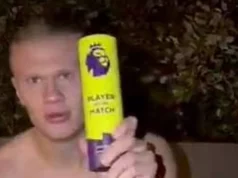 Erling Haaland má nezvyčajné využitie pre ocenenie MOTM, keď oslavuje víťazstvo veselým spôsobom Erling Haaland drží cenu za muža zápasu