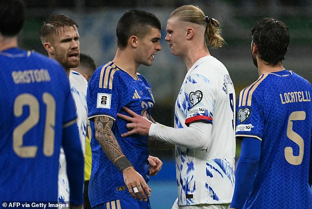 Erling Haaland odhaľuje hrubé detaily svojej röntgenovej hádky s talianskou Erling Haaland povedal, že taliansky obranca Gianluca Mancini sa počas výhry Nórska „dotkol môjho ***“