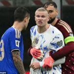 Erlinga Haalanda zadržal Gianluigi Donnarumma počas sporu s Gianlucom Mancinim