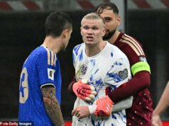 Erlinga Haalanda musí ZADRŽAŤ tímový kolega z Man City Gianluigi Donnarumma v spore s talianskym rivalom – predtým, ako vystrelil Nórsko na prvé majstrovstvá sveta po 28 rokoch Erlinga Haalanda zadržal Gianluigi Donnarumma počas sporu s Gianlucom Mancinim