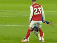 Eso Arsenalu sa „neobávalo“ vyhýbania sa zraneniu, keďže Moises Caicedo dostal červenú kartu Mikel Merino bol na prijímacej strane chrumkavého zákroku