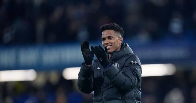 Útočník Chelsea Estevao oslavuje pôsobivú výhru nad Barcelonou