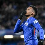 Estevao oslavuje po strelení druhého gólu svojho tímu počas zápasu fázy MD5 Ligy majstrov UEFA 2025/26 medzi Chelsea FC a FC Barcelona na Stamford Bridge.