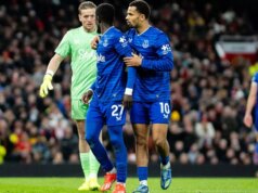 Everton vydal nový verdikt o bizarnej červenej karte vs Man Utd po tom, čo sa spoluhráči pobili Idrissa Gueye dostal červenú kartu počas zápasu Everton vs Manchester United