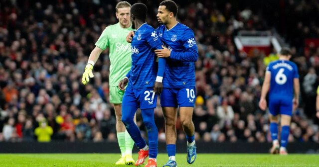 Everton vydal nový verdikt o bizarnej červenej karte vs Man Idrissa Gueye dostal červenú kartu počas zápasu Everton vs Manchester United