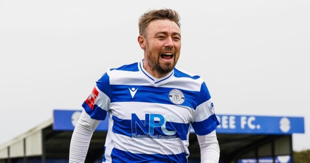 Ex-Premier League zázračné dieťa sleduje gigantické zabíjanie FA Cupu s Ex-Premier League zázračné dieťa sleduje gigantické zabíjanie FA Cupu s ôsmym neligovým klubom