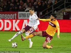 Expanzívny štýl Motherwell môže hráčov posunúť na úplne novú úroveň, hovorí obranca Johnny Koutroumbis Obranca Motherwell Johnny Koutrombis vyzýva Alexandra Kyziridisa z Hearts vo Fir Parku