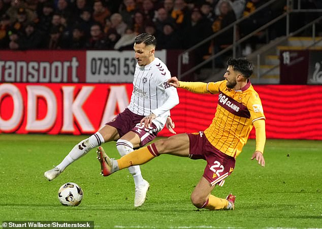 Expanzívny štýl Motherwell môže hráčov posunúť na úplne novú úroveň, Obranca Motherwell Johnny Koutrombis vyzýva Alexandra Kyziridisa z Hearts vo Fir Parku