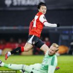 Frontman Ayase Ueda skĺzol domov po počítadle kliknutí a postavil hostiteľov v Rotterdame do popredia