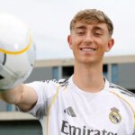 Dean Huijsen, nový hráč Realu Madrid pózujúci vo svojej prezentácii na tréningovom ihrisku Valdebebas
