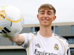 FM26 wonderkids: 100 najlepších hráčov vo Football Manager s obrovskými potenciálnymi schopnosťami Dean Huijsen, nový hráč Realu Madrid pózujúci vo svojej prezentácii na tréningovom ihrisku Valdebebas