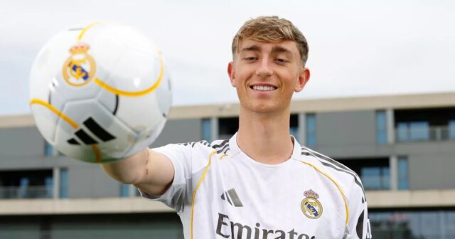 Dean Huijsen, nový hráč Realu Madrid pózujúci vo svojej prezentácii na tréningovom ihrisku Valdebebas