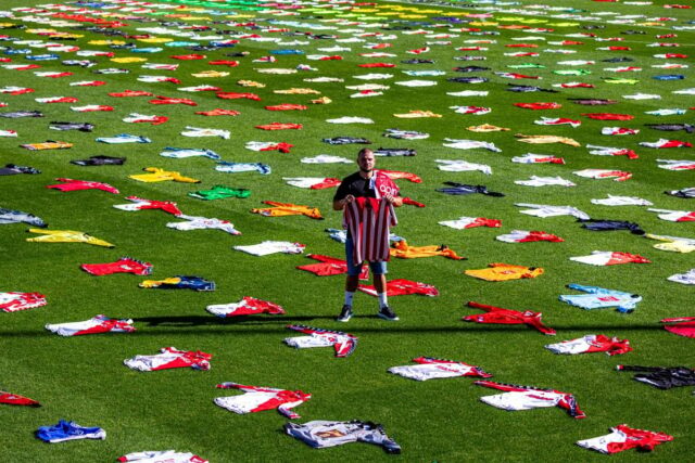 Fanúšik AS Monaco láme svetový rekord kolekciou tričiek Fanúšik AS Monaco láme svetový rekord kolekciou tričiek