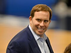 Fanúšik Angry Mavericks v drese Lakers Luka Doncica sa ospravedlnil Patrickovi Dumontovi za to, že ho vo vírusovom momente prehodil logo pochodového šialenstva