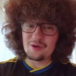 Virálny fanúšik Manchestru United, ktorý si odmietol ostrihať vlasy, kým jeho strana nevyhrá päť dní po sebe, sa podelil o svoje zármutky pri zhadzovaní bodov Red Devils.