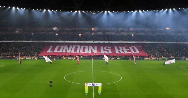 Fanúšikovia Arsenalu vyvesili pred zápasom proti Spurs transparent „London is Red“.