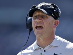 Fanúšikovia CFB pečú Clarka Lea počas 6-ročného predĺženia so zvýšením platov vo Vanderbilt logo pochodového šialenstva