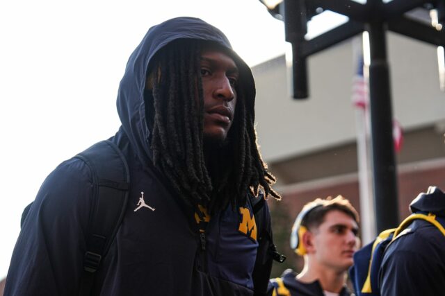 Fanúšikovia CFB trhajú do Michiganu Jaishawna Barhama za to, že logo pochodového šialenstva