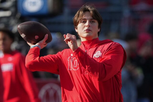 Fanúšikovia CFB vtrhli do Ohio State QB kvôli katastrofálnemu zachyteniu, logo pochodového šialenstva