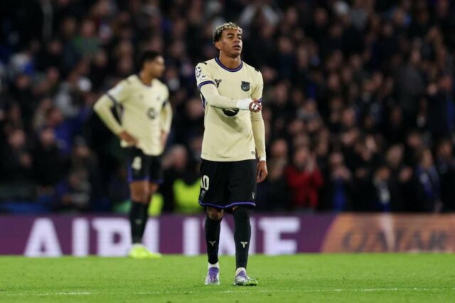 Fanúšikovia Chelsea mieria na hviezdu Barcelony Lamine Yamal s chorálom Estêvão
