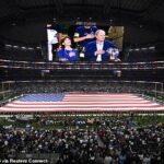 Fanúšik bol natočený, ako údajne sypal popol svojho zosnulého bratranca na ihrisku pred štadiónom AT&T