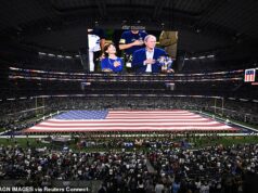 Fanúšikovia Dallas Cowboys sledujú, ako muž „sype bratrancov popol“ na ihrisku na štadióne AT&T Fanúšik bol natočený, ako údajne sypal popol svojho zosnulého bratranca na ihrisku pred štadiónom AT&T