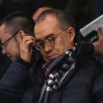 Výkonný predseda Wolverhamptonu Wanderers Jeff Shi sleduje súboj Carabao Cupu s Chelsea