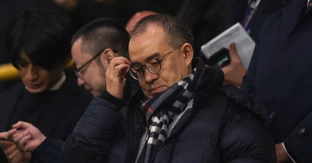 Výkonný predseda Wolverhamptonu Wanderers Jeff Shi sleduje súboj Carabao Cupu s Chelsea