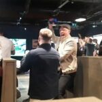 Fanúšikovia Írskej republiky oslavujú na letisku v Dubline nedeľňajšie dramatické víťazstvo 3:2 na ihrisku Maďarska