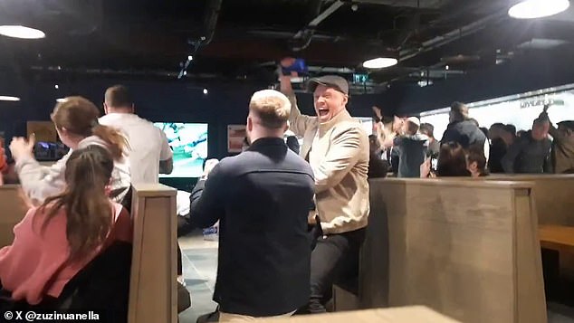 Fanúšikovia Írskej republiky búrlivo oslavujú na letisku v Dubline po Fanúšikovia Írskej republiky oslavujú na letisku v Dubline nedeľňajšie dramatické víťazstvo 3:2 na ihrisku Maďarska