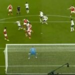 Eberechi Eze strelil kontroverzný gól Arsenalu proti Tottenhamu, pričom traja jeho spoluhráči boli zdanlivo v ofsajde a v zornom poli brankára Spurs Guglielma Vicaria.